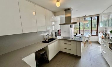 Amplio departamento en venta de 5 dorm. en Vitacura,