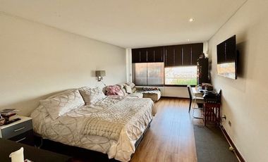 Amplio departamento en venta de 5 dorm. en Vitacura,