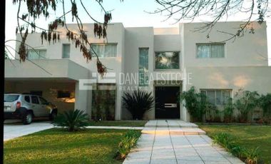 Daniela Esteche Realty & home, Armenia CC,  casa moderna  de excelente diseño