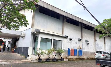 Gedung 3 Lantai dan Gudang di Ciputat Tangerang Selatan