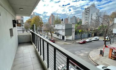 Departamento de un dormitorio con balcón al frente. Barrio Lourdes, Rosario