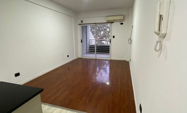 Dpto 2 ambientes con cochera - Venezuela 3860 - Primer piso
