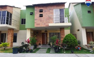 Casa de venta en Portoviejo dentro de urbanización