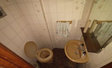 EXCELENTE CASA EN LOTE PROPIO CON 2 HABITACIONES, UN ESCRITORIO, 2 BAÑOS