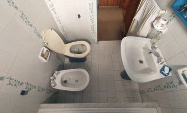 EXCELENTE CASA EN LOTE PROPIO CON 2 HABITACIONES, UN ESCRITORIO, 2 BAÑOS