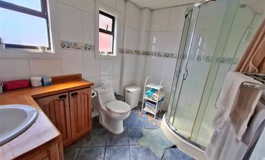 Casa, solida, 4 dormitorios 3 baños, mansarda, patio, estac.