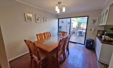 Casa, solida, 4 dormitorios 3 baños, mansarda, patio, estac.