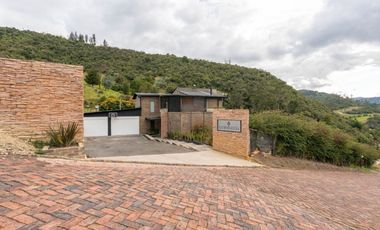 casa en arriendo/venta en la calera. Cod V17962