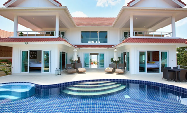 Luxurious 6 Bedrooms Villa with Stunning Sea Views
