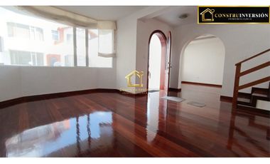 En venta Casa de 3 pisos Santa Lucia Norte de Quito