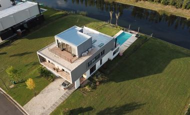 Lindísima casa de 6 amb moderna al agua en Virazón, Nordelta