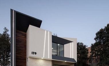 Casa con acabados residenciales en venta en Vistas Altozano $5,500,000