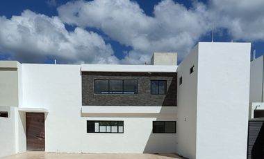 Casa con Piscina y 4 Recámaras al Norte de Mérida con 480m2 de Terreno