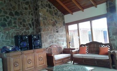VENTA-Casa con Vista Al Lago Vía a Las Cochas en Guaranda/ Urbec 19URB057
