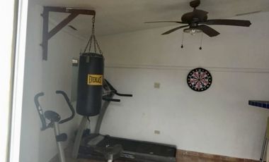 SE VENDE CASA CON PISCINA EN BRISAS DEL GOLF $275,000