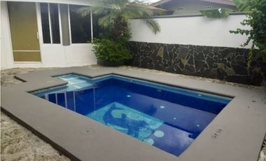 SE VENDE CASA CON PISCINA EN BRISAS DEL GOLF $275,000