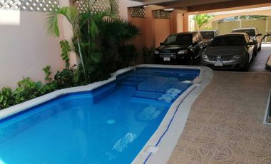 Casa en Venta en SM 11. Con alberca . También propia para  despacho de abogados, contable, notaria etc.