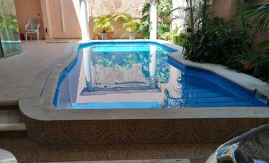 Casa en Venta en SM 11. Con alberca . También propia para  despacho de abogados, contable, notaria etc.