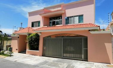 Casa en Venta en SM 11. Con alberca . También propia para  despacho de abogados, contable, notaria etc.