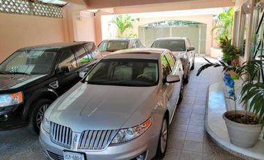 Casa en Venta en SM 11. Con alberca . También propia para  despacho de abogados, contable, notaria etc.