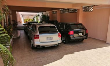 Casa en Venta en SM 11. Con alberca . También propia para  despacho de abogados, contable, notaria etc.