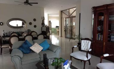 Casa en Venta en SM 11. Con alberca . También propia para  despacho de abogados, contable, notaria etc.