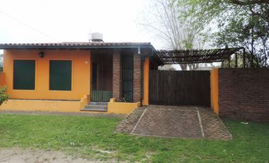 Casa estilo colonial con dos lotes