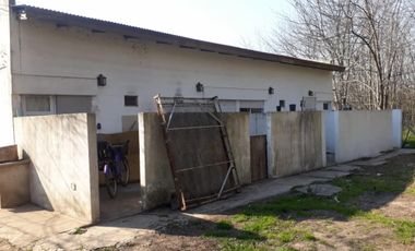 Amplio Lote con cuatro departamentos. En General Las Heras, total: U$S 120.000