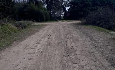 Amplio Lote con cuatro departamentos. En General Las Heras, total: U$S 120.000