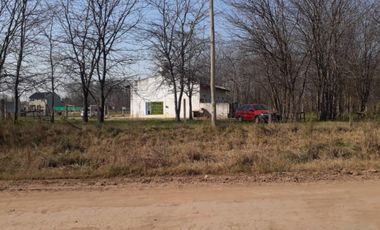 Amplio Lote con cuatro departamentos. En General Las Heras, total: U$S 120.000