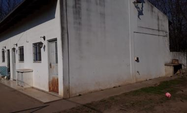 Amplio Lote con cuatro departamentos. En General Las Heras, total: U$S 120.000