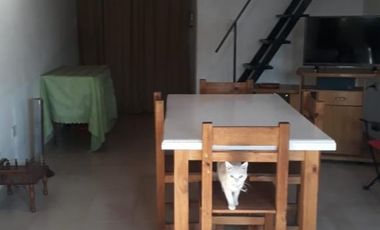 Amplio Lote con cuatro departamentos. En General Las Heras, total: U$S 120.000