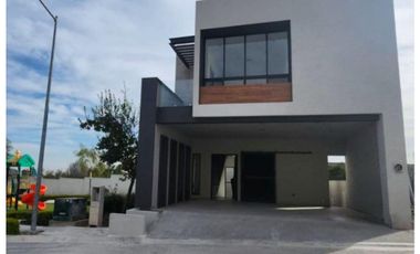 Casa en venta junto a parque en Cumbres Santoral en Garcia
