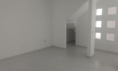 Casa en renta excelente ubicación, privada con seguridad,  tres habitaciones .