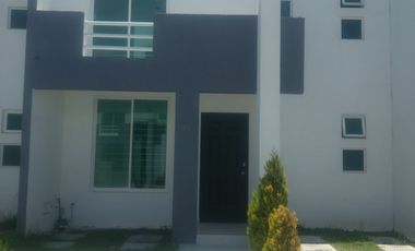 Casa en renta excelente ubicación, privada con seguridad,  tres habitaciones .