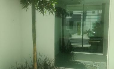 Casa en renta excelente ubicación, privada con seguridad,  tres habitaciones .