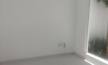 Casa en renta excelente ubicación, privada con seguridad,  tres habitaciones .
