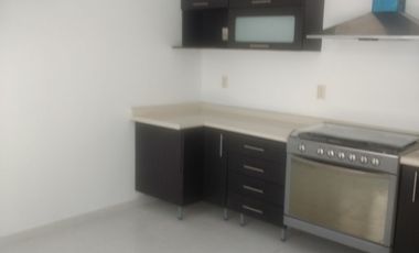 Casa en renta excelente ubicación, privada con seguridad,  tres habitaciones .