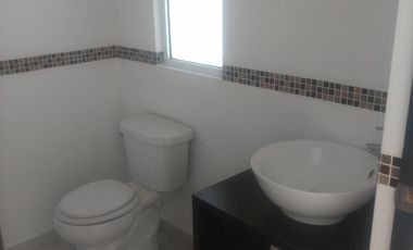Casa en renta excelente ubicación, privada con seguridad,  tres habitaciones .