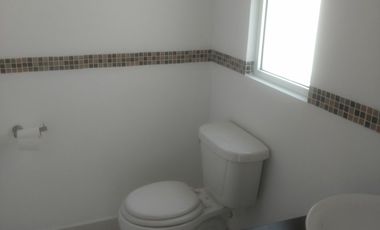 Casa en renta excelente ubicación, privada con seguridad,  tres habitaciones .