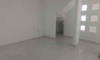 Casa en renta excelente ubicación, privada con seguridad,  tres habitaciones .