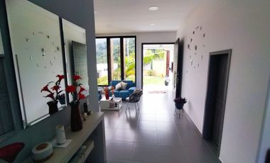 Venta de Casa Campestre  C.R. Guadalquivir - Floridablanca, área lote: 784 m². Cod V5983
