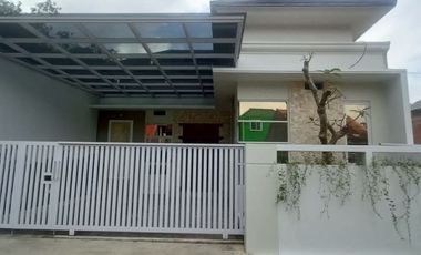 SISA 2 UNIT! Rumah Modern Taman Semi Outdoor Dekat Jogja Bay Waterpark