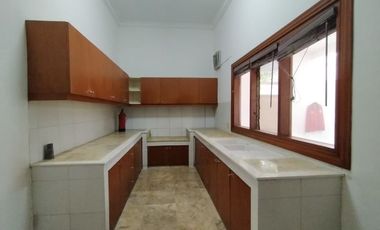 Town House di Jagakarsa dgn Kolam Renang & Unit Bagus Kondisi Semi Furnished HSE-A0526