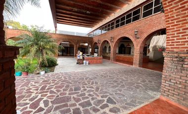 EXCELENTE CASA HABITACION CON SALONES PARA EVENTOS