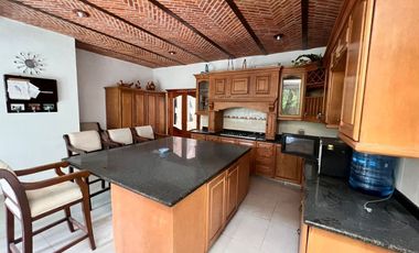 EXCELENTE CASA HABITACION CON SALONES PARA EVENTOS