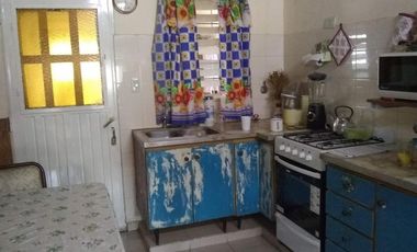 CASA EN VENTA CON GARAGE EN $
