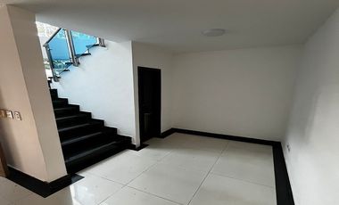 casa en arriendo/venta en la floresta. Cod V978