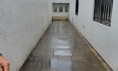 Casa PH al frente de tres ambientes ubicada a pocas cuadras del centro comercial de San Justo y de la avenida Juan Manuel de Rosas.