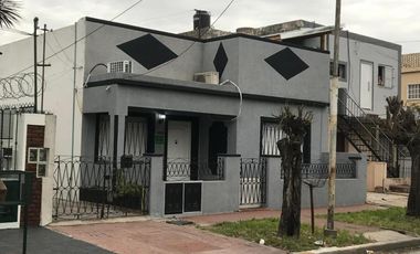 Casa PH al frente de tres ambientes ubicada a pocas cuadras del centro comercial de San Justo y de la avenida Juan Manuel de Rosas.